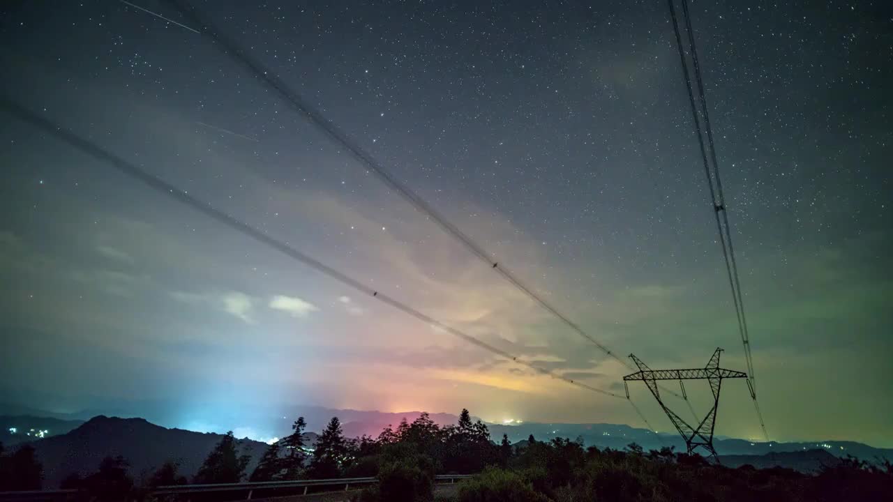 夏天山顶输电塔下的星星移动轨迹延时摄影视频素材