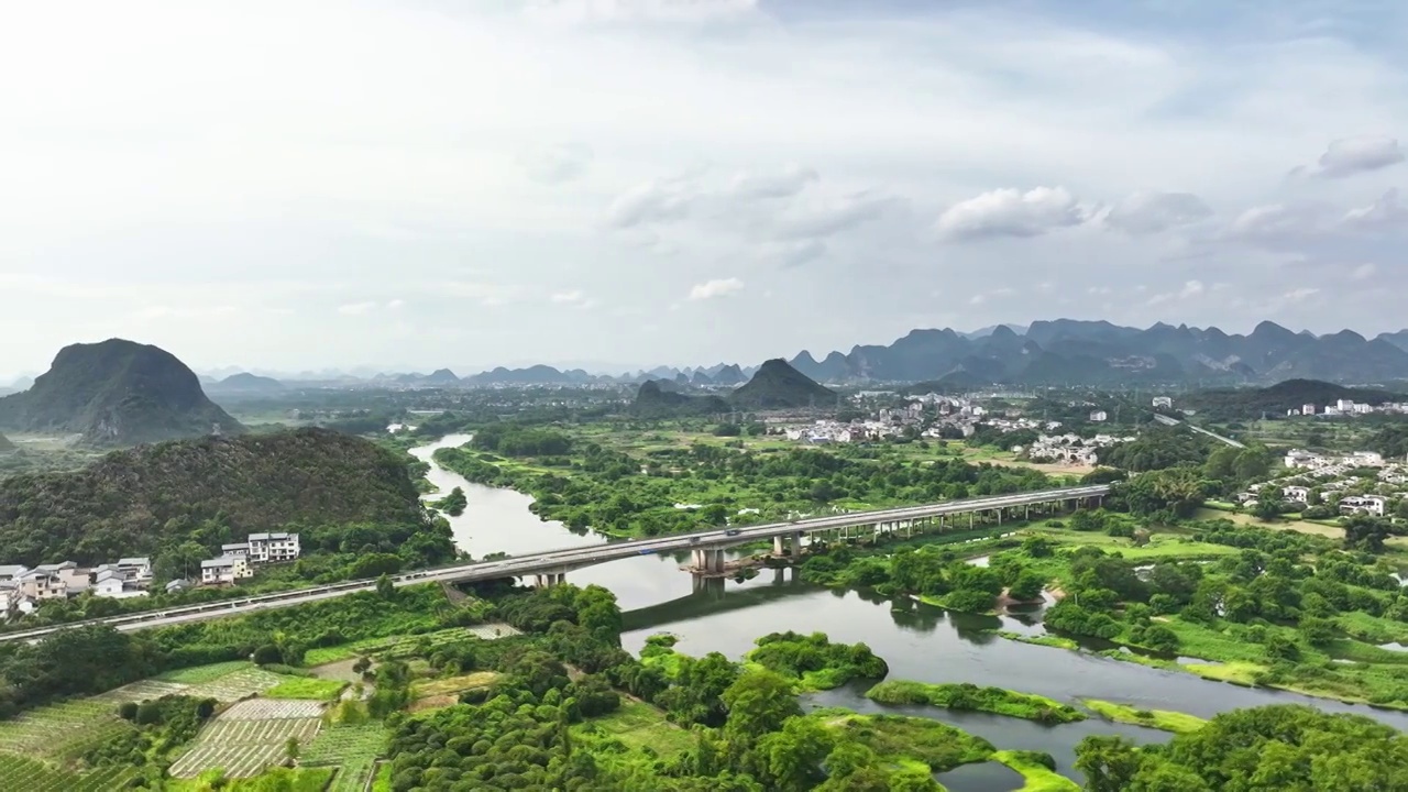 航拍横跨桂林漓江的高速公路大桥视频素材