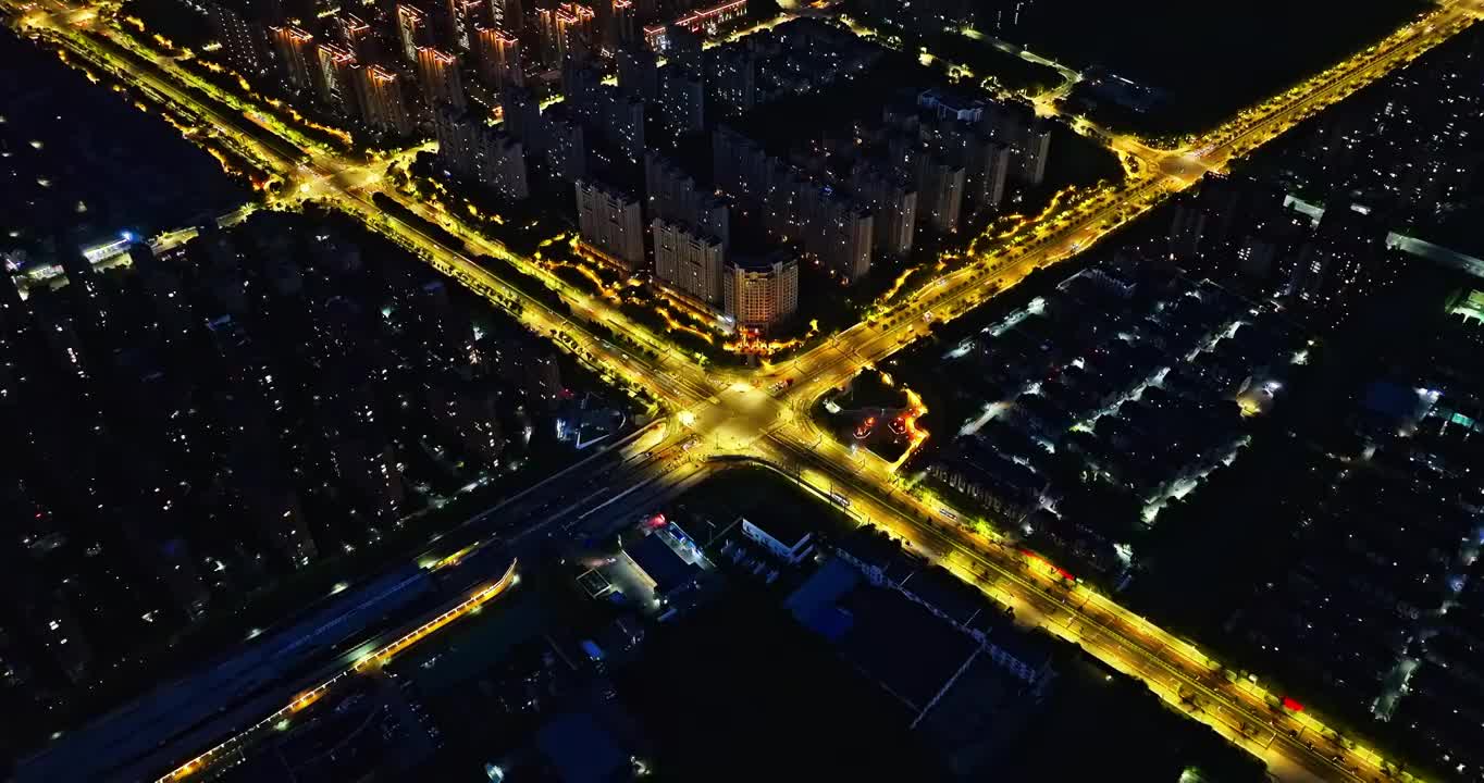 航拍城市道路和住宅区建筑在夜晚视频素材