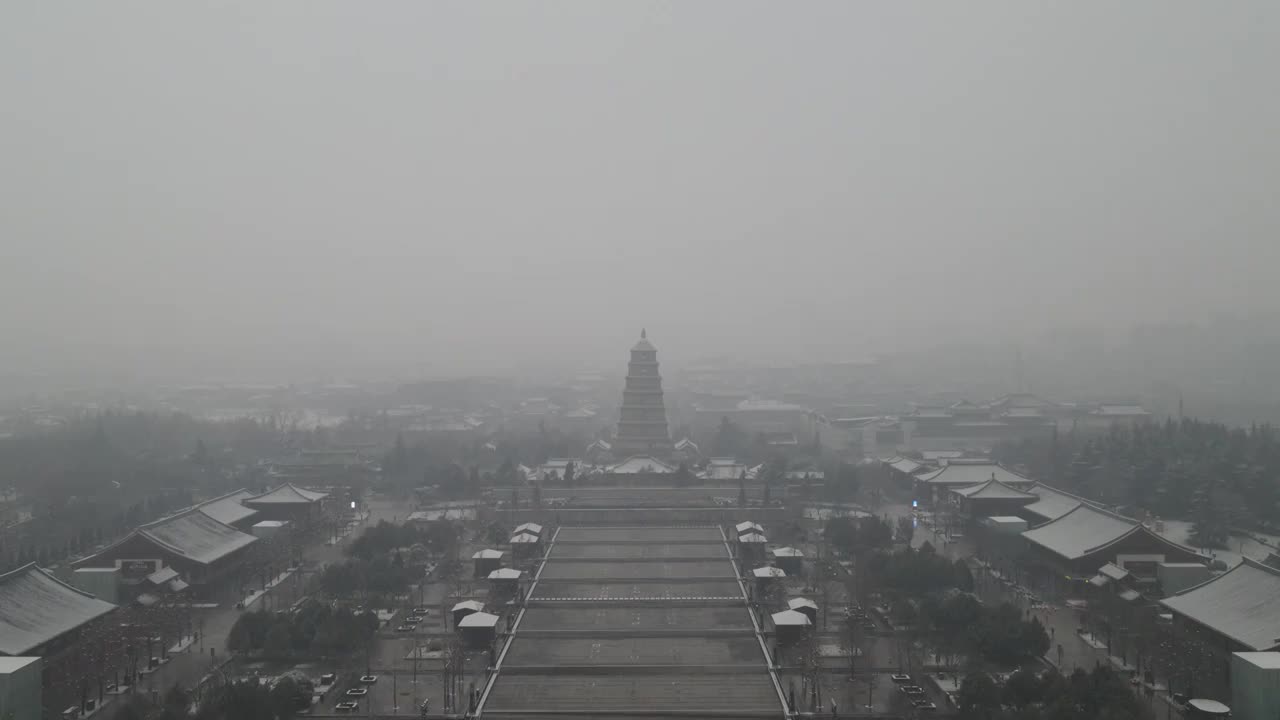 航拍西安大唐不夜城雪景视频素材