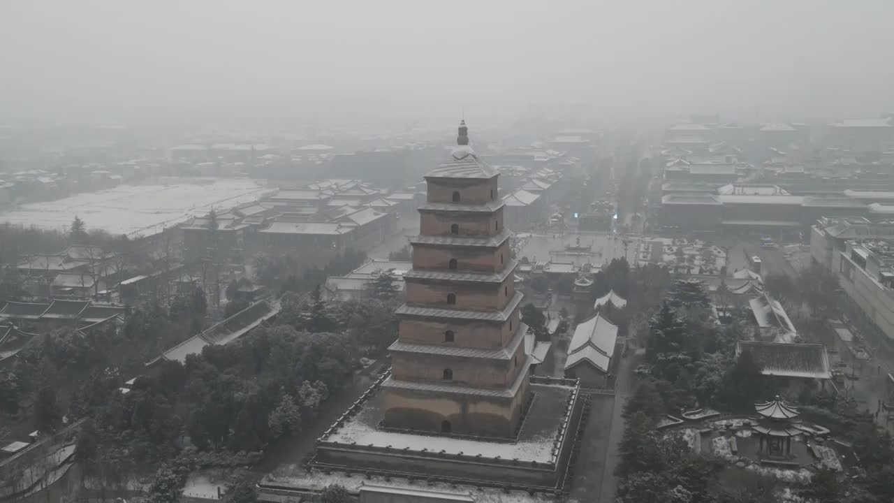 航拍西安大唐不夜城雪景视频素材