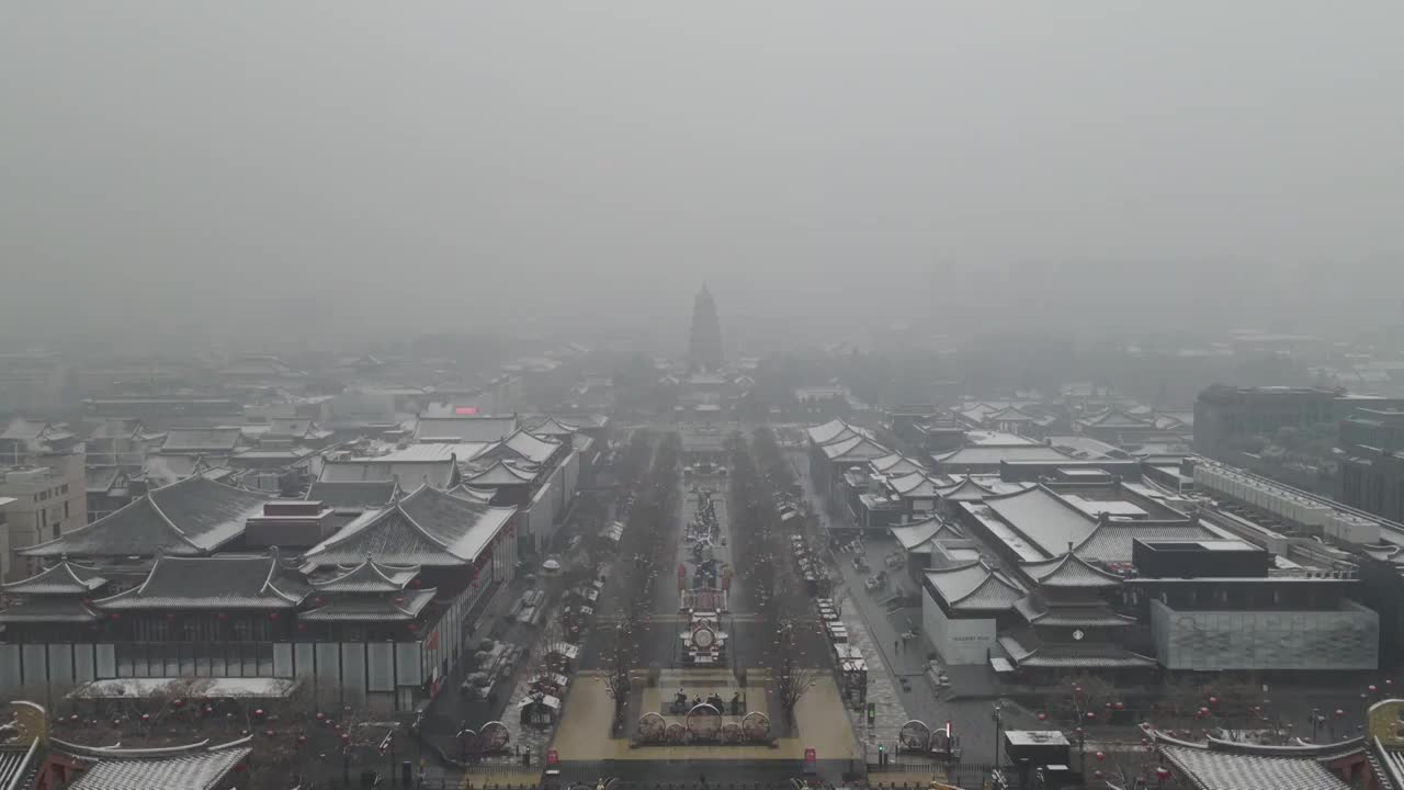 航拍西安大唐不夜城雪景视频下载