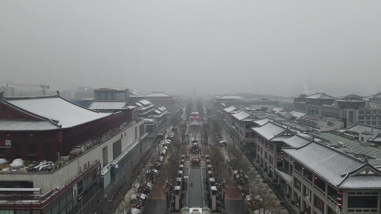 航拍西安大唐不夜城雪景视频下载