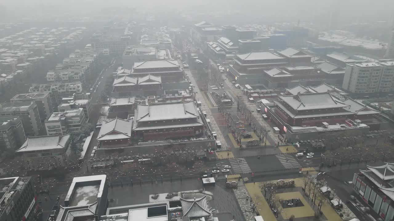 航拍西安大唐不夜城雪景视频下载