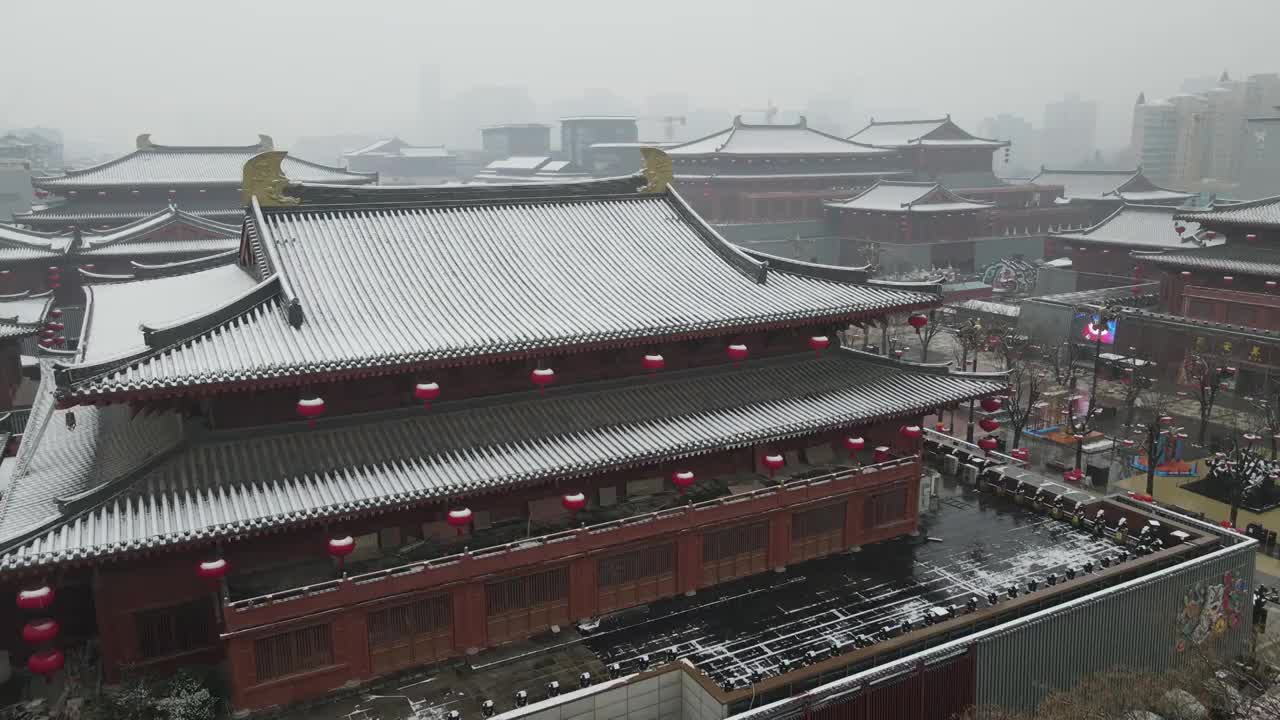 航拍西安大唐不夜城雪景视频素材