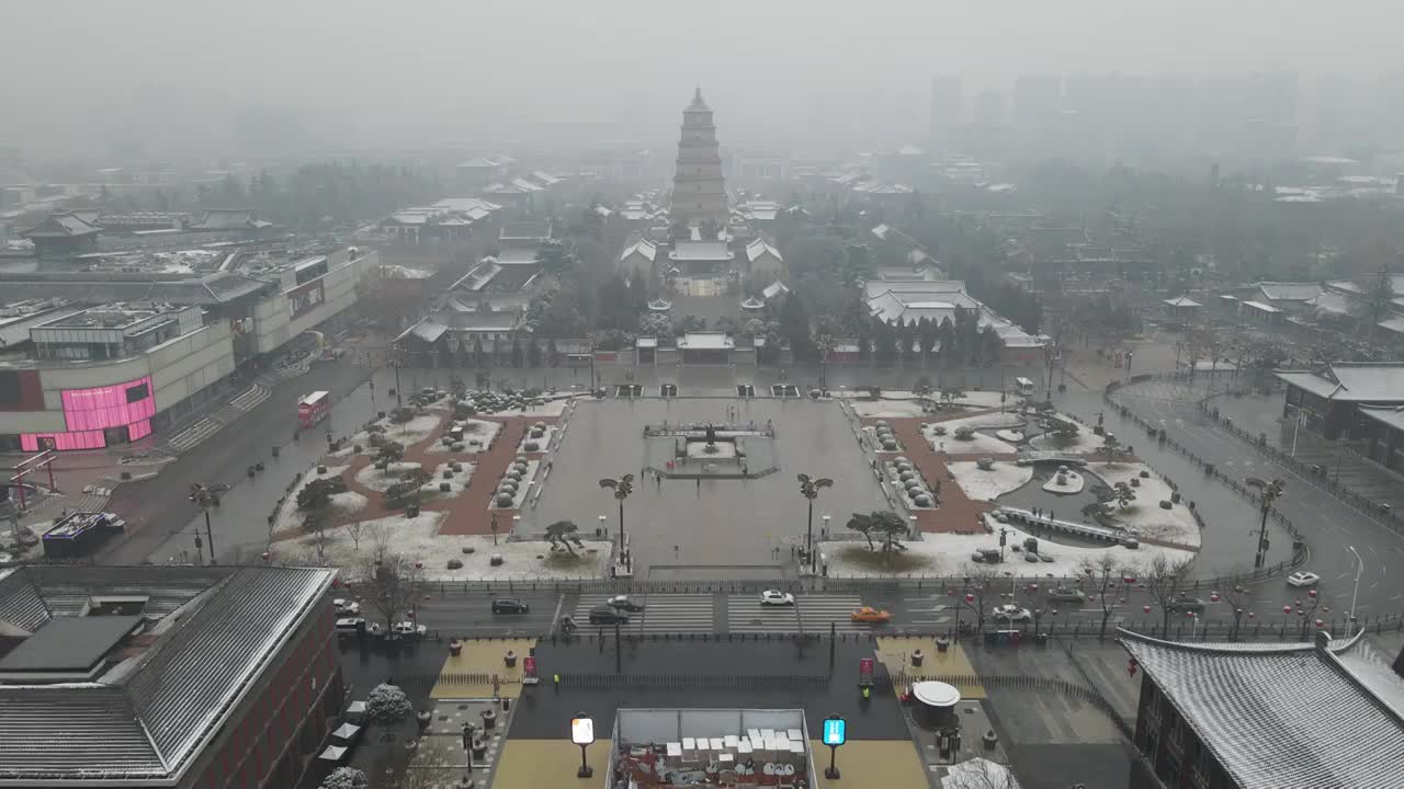 航拍西安大唐不夜城雪景视频素材