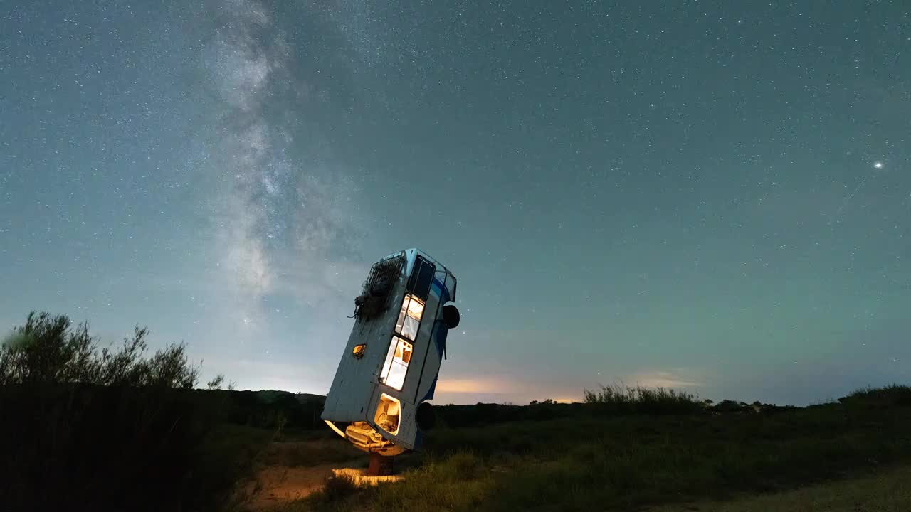 一辆废弃的汽车冲向天空星空延时 银河流转 时间流逝 汽车 造型 模型 宇宙  夜景   夏季 神秘视频素材