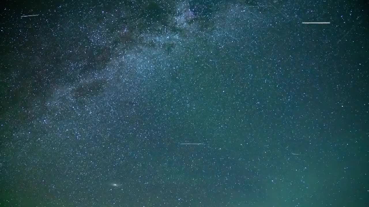 一辆废弃的汽车冲向天空星空延时 银河流转 时间流逝 汽车 造型 模型 宇宙  夜景   夏季 神秘视频素材