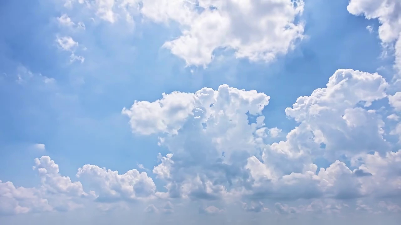 夏天空中飘动的精彩云景延时摄影视频素材