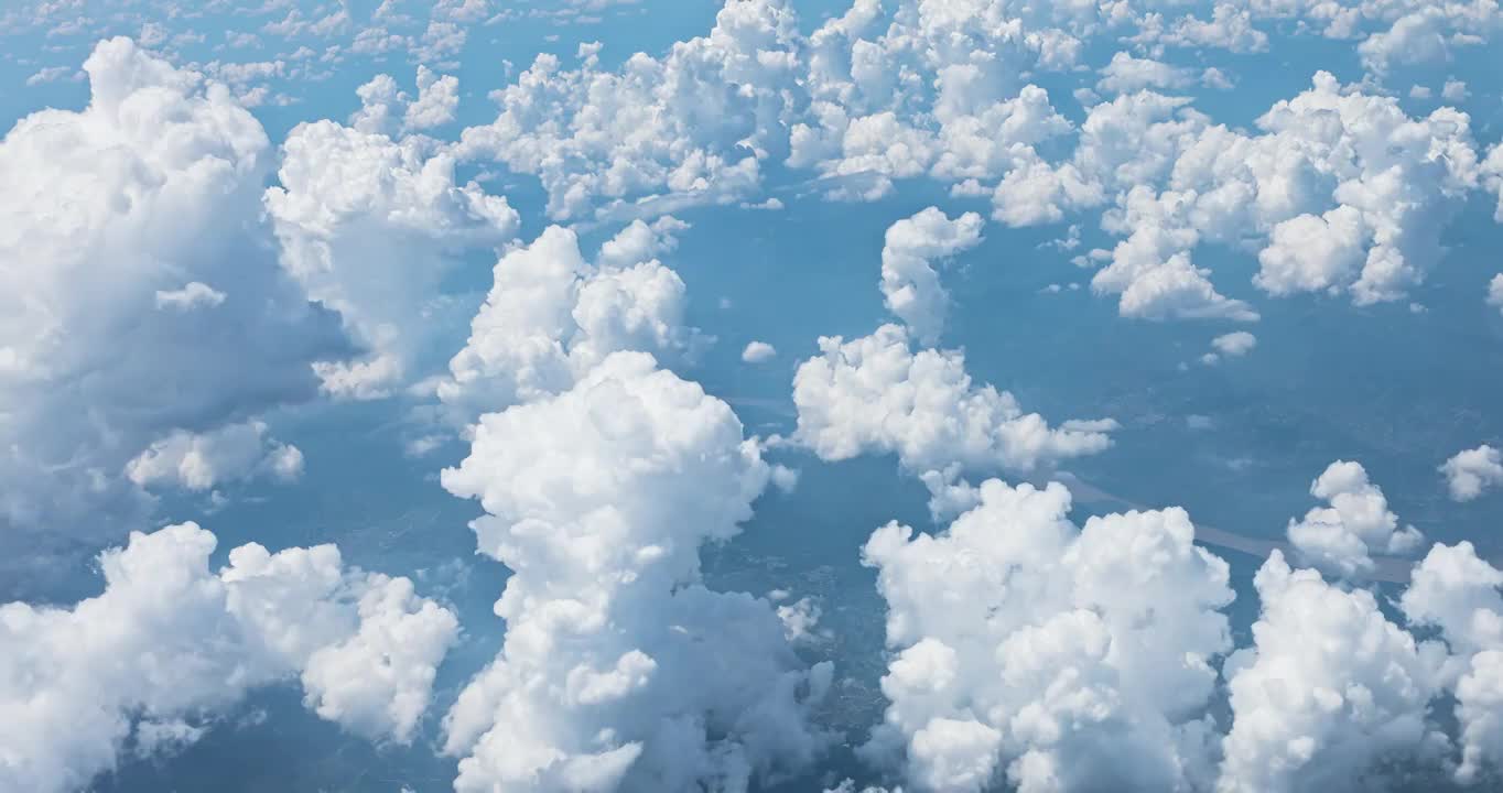 高空中的云朵和地球风景视频素材