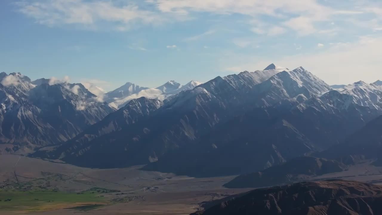 慕士塔格峰与塔合曼湿地航拍视频素材