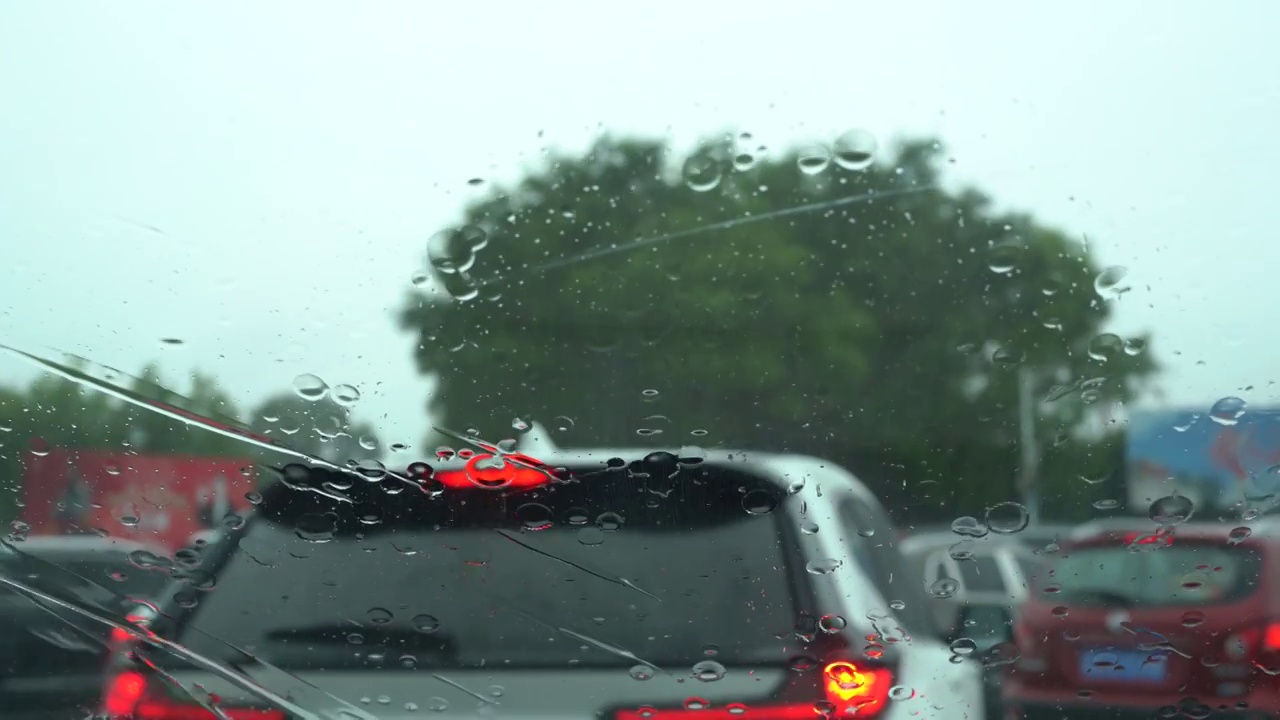 下雨天车窗玻璃上的雨滴视频素材