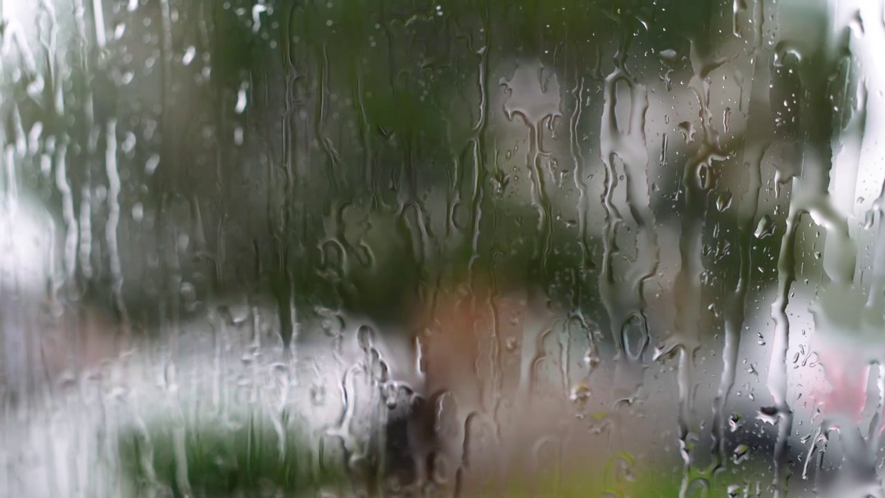 下雨天车窗玻璃上的雨滴视频素材