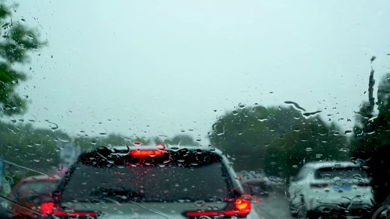 下雨天车窗玻璃上的雨滴视频素材