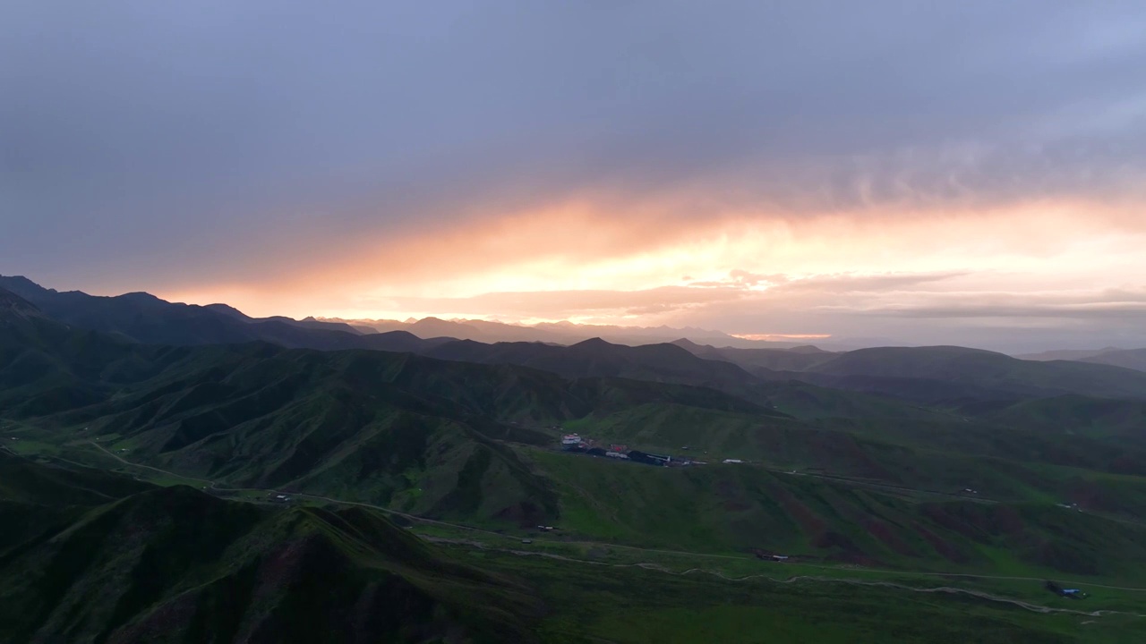 达坂山观景台雨后晚霞视频素材