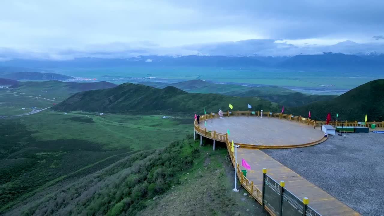 岗什卡雪山、门源百里油菜花海视频素材