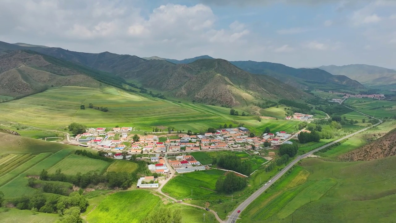 阳光照耀多彩山村视频素材