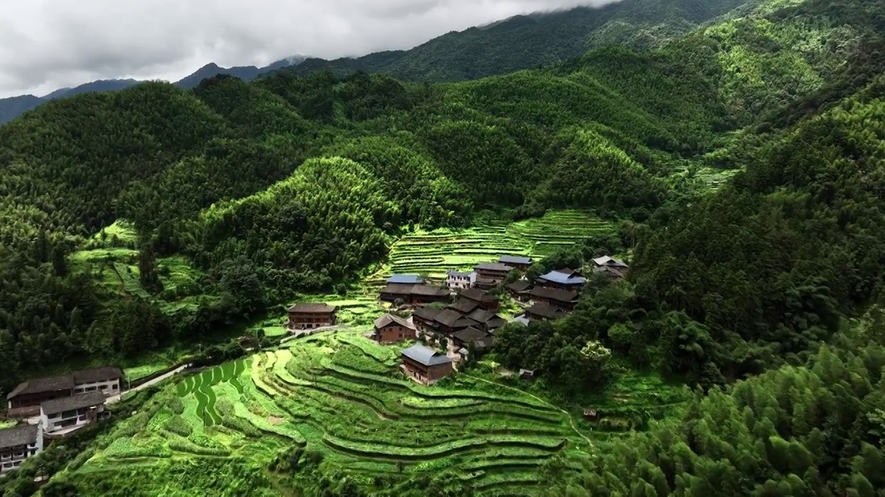 高视角航拍桂林山区的村庄和梯田视频素材