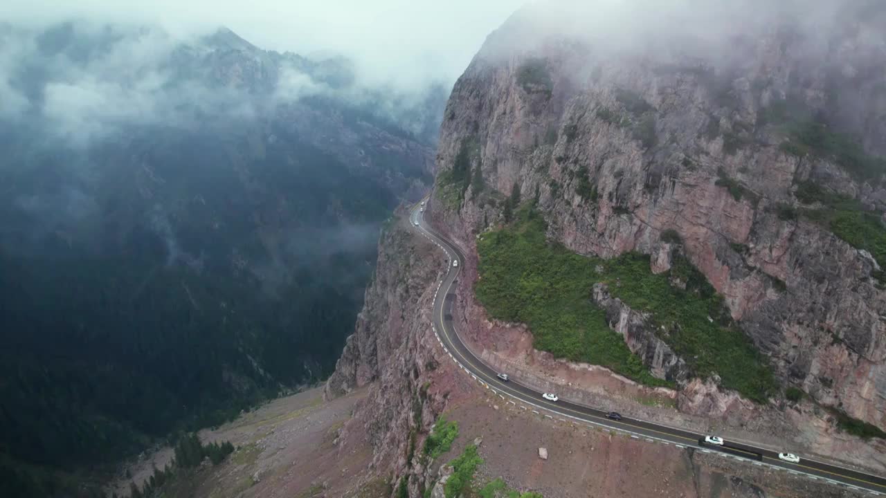 云雾中的伊昭公路视频素材