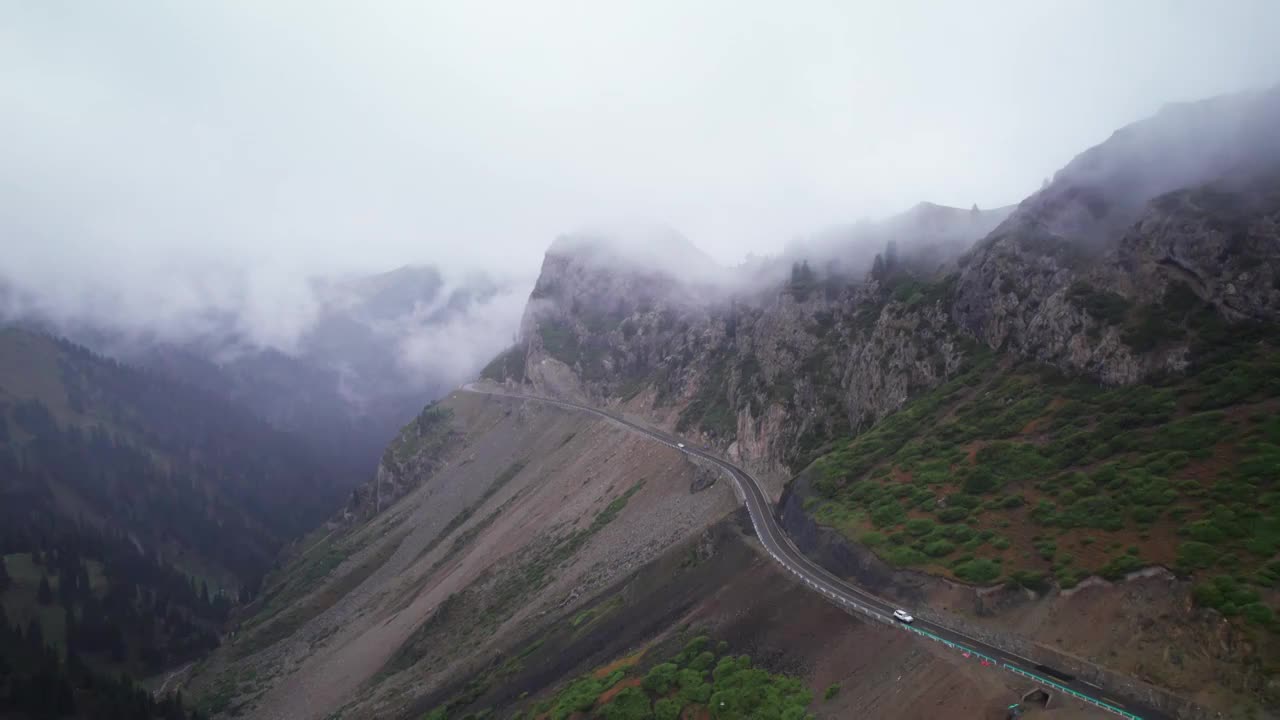 云雾中的伊昭公路视频素材