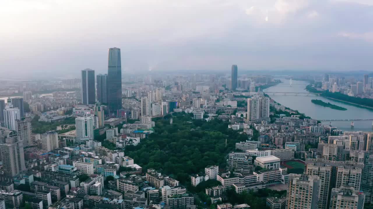 广西柳州城中区建筑群与绿地航拍视频素材