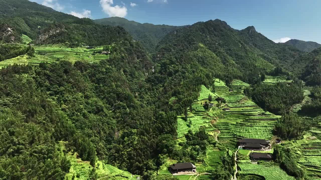 航拍晴朗天空下桂林山区的梯田和村庄视频素材