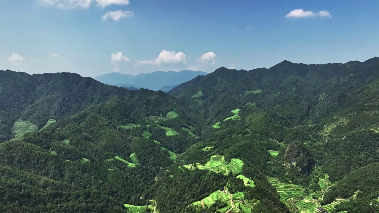 航拍晴朗天空下桂林山区的梯田和村庄视频素材