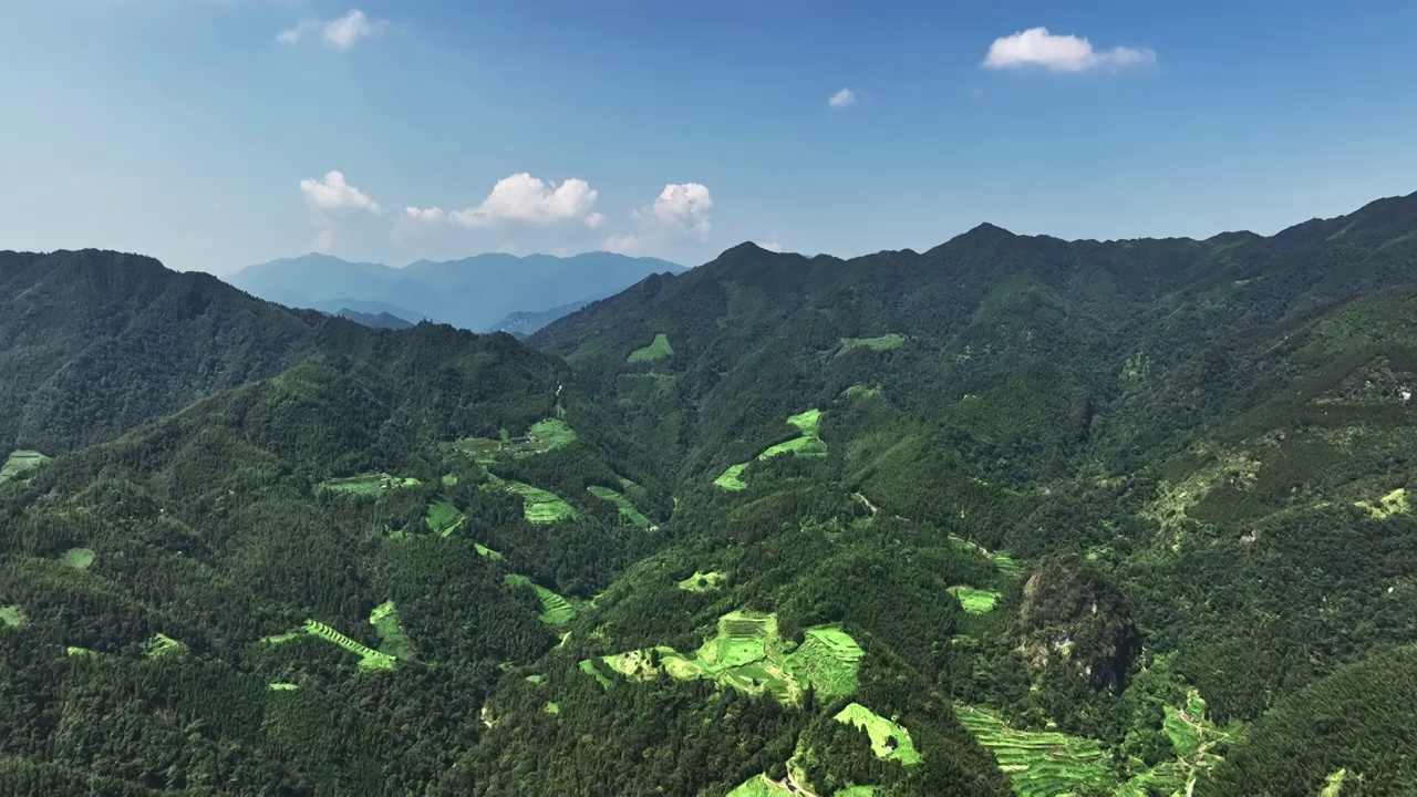 航拍晴朗天空下桂林山区的梯田和村庄视频素材