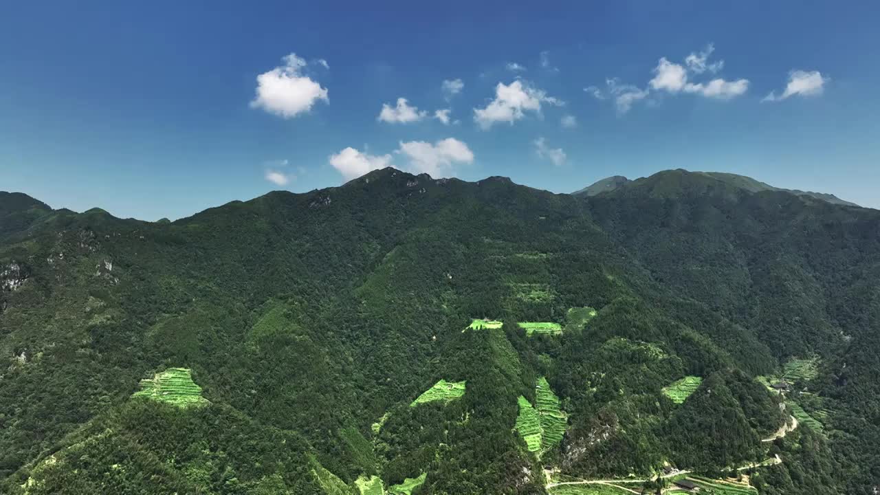 航拍晴朗天空下桂林山区的梯田和村庄视频素材