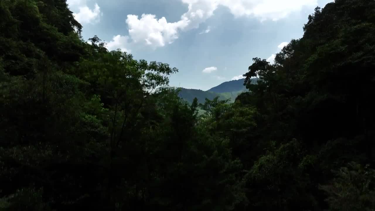 无人机从垭口飞出拍摄桂林山区山谷里的村庄和梯田视频素材