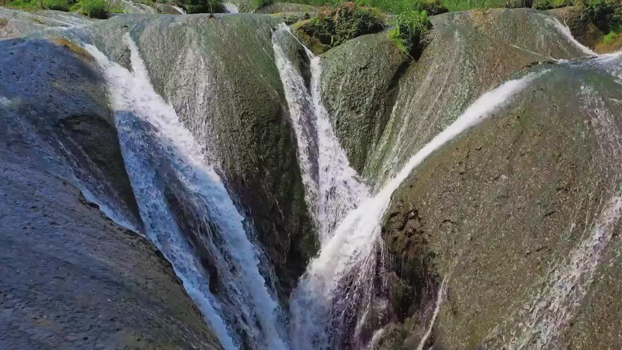 贵州安顺市黄果树天星桥景区的银链坠潭瀑布视频素材