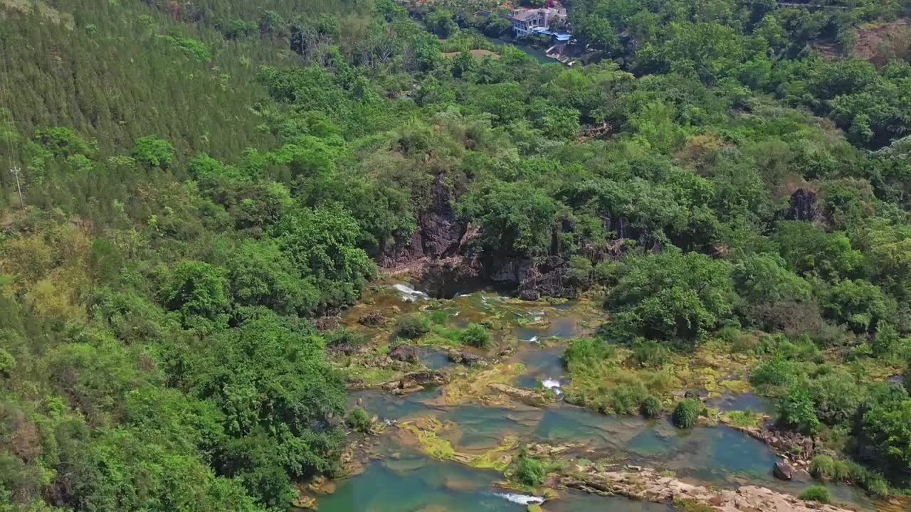 贵州安顺市黄果树天星桥景区的银链坠潭瀑布视频素材