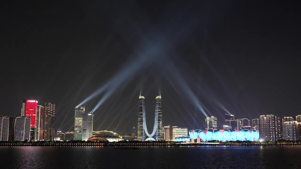 浙江杭州钱塘江南岸城市天际线夜景灯光秀视频素材