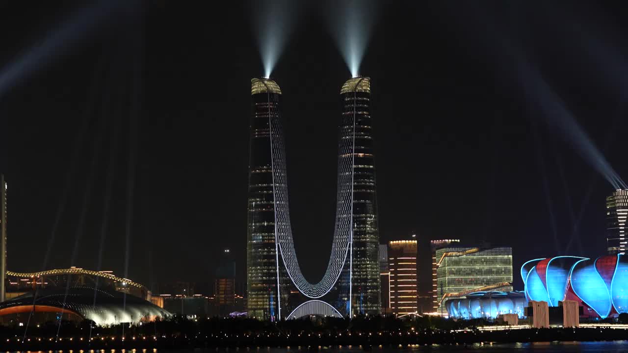 浙江杭州钱塘江南岸城市天际线夜景灯光秀视频素材