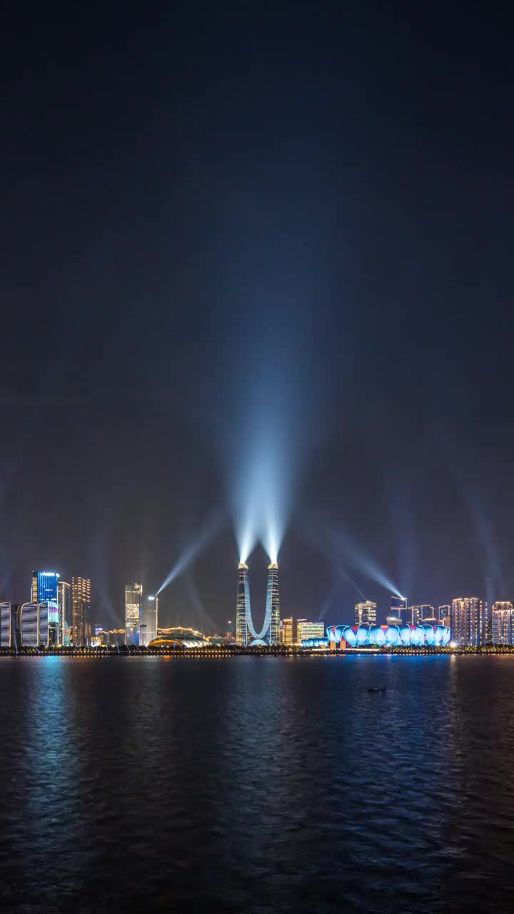 浙江杭州钱塘江南岸城市天际线夜景灯光秀延时视频素材