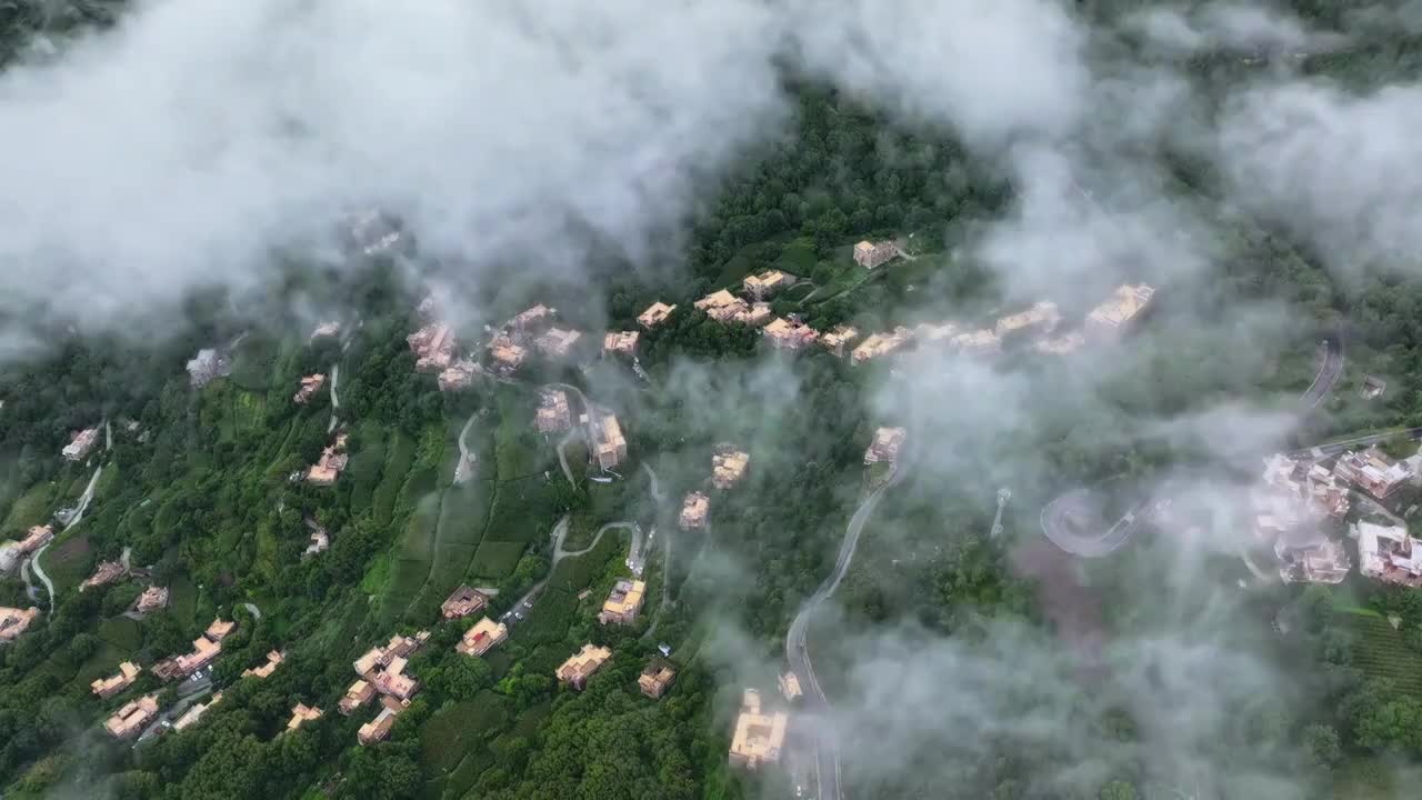 四川省川西丹巴县甲居藏寨隐在清晨的雾下视频素材