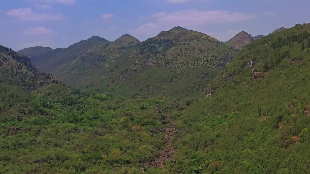 贵州安顺黄果树天星桥景区风景，山涧溪水绿林视频素材