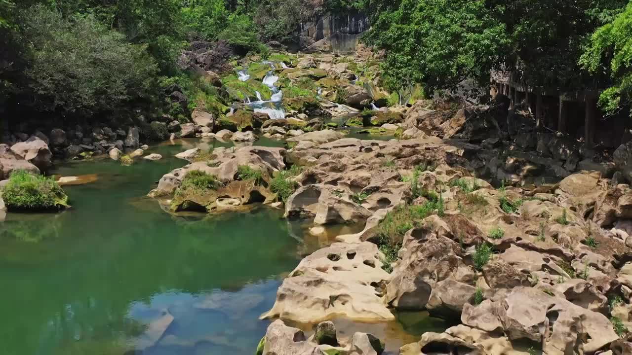 贵州安顺黄果树天星桥景区风景，山涧溪水绿林视频素材