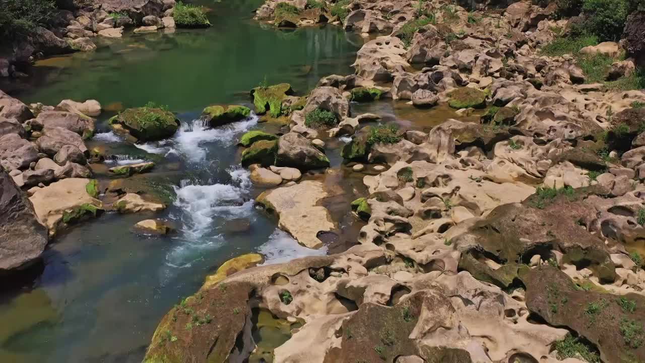 贵州安顺黄果树天星桥景区风景，山涧溪水绿林视频素材