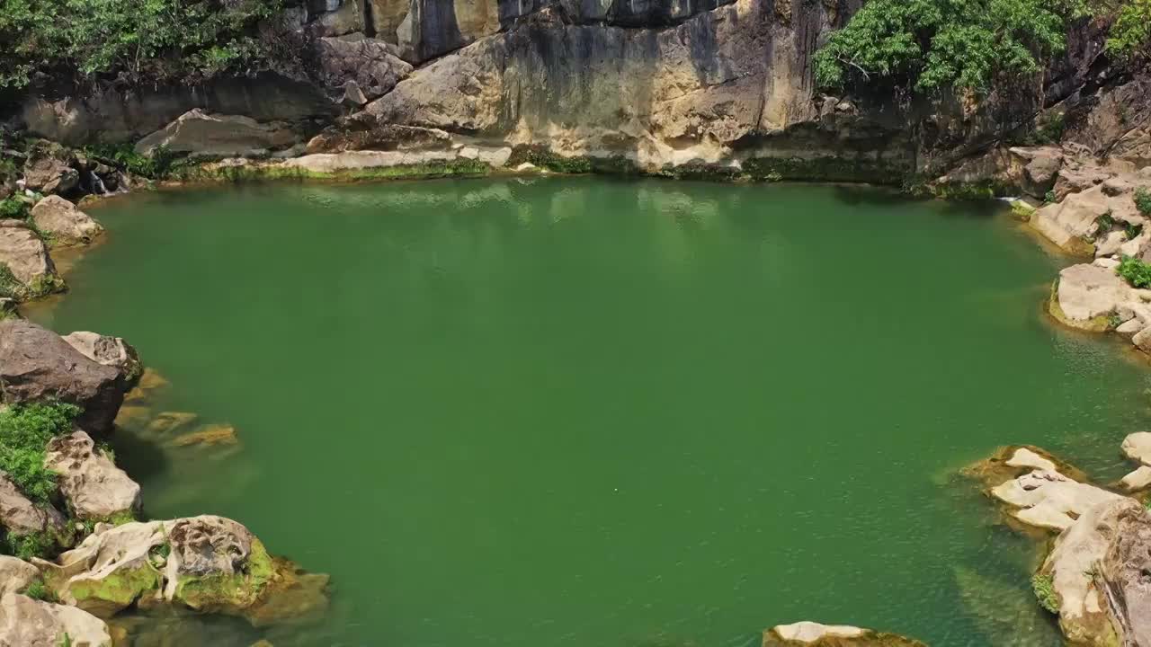 贵州安顺黄果树天星桥景区风景，山涧溪水绿林视频素材