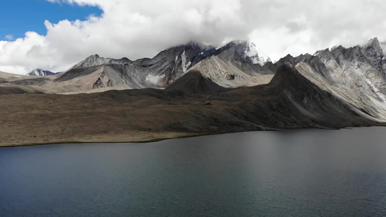 航拍西藏宗措湖 静止看雪山和湖水荡漾视频下载