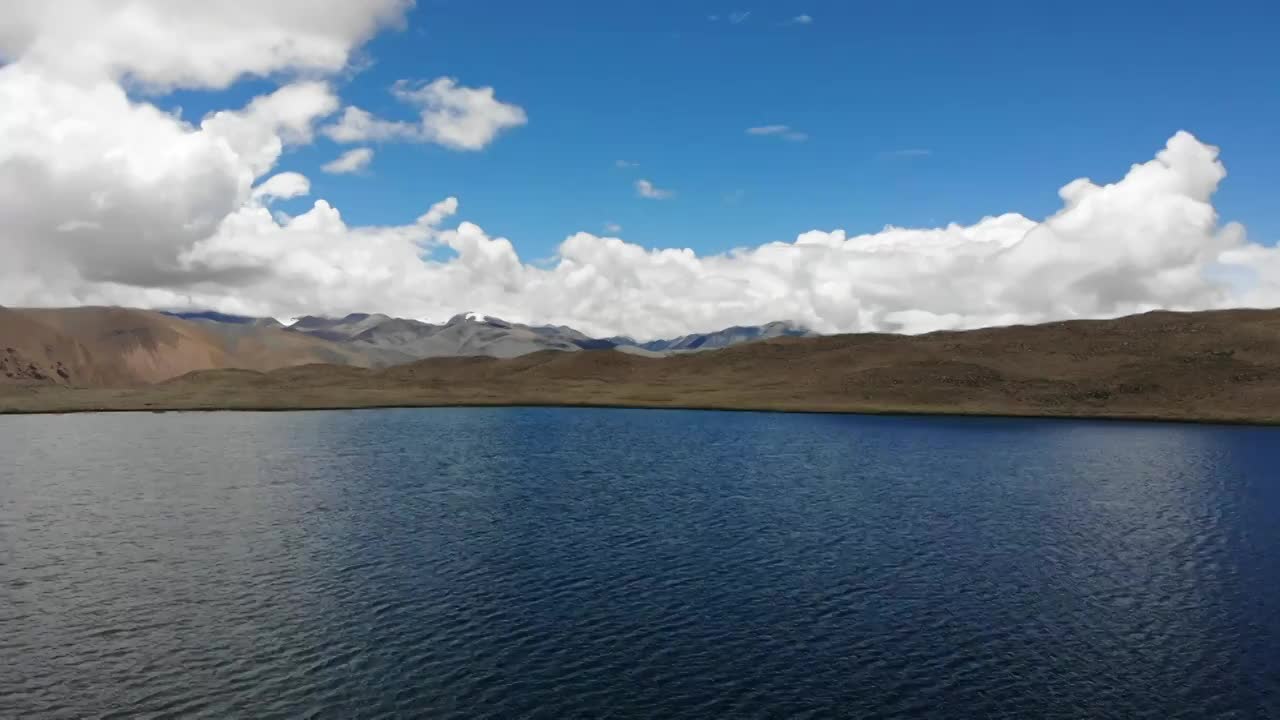 航拍西藏宗措湖 空镜看蓝色的天空湖水视频下载