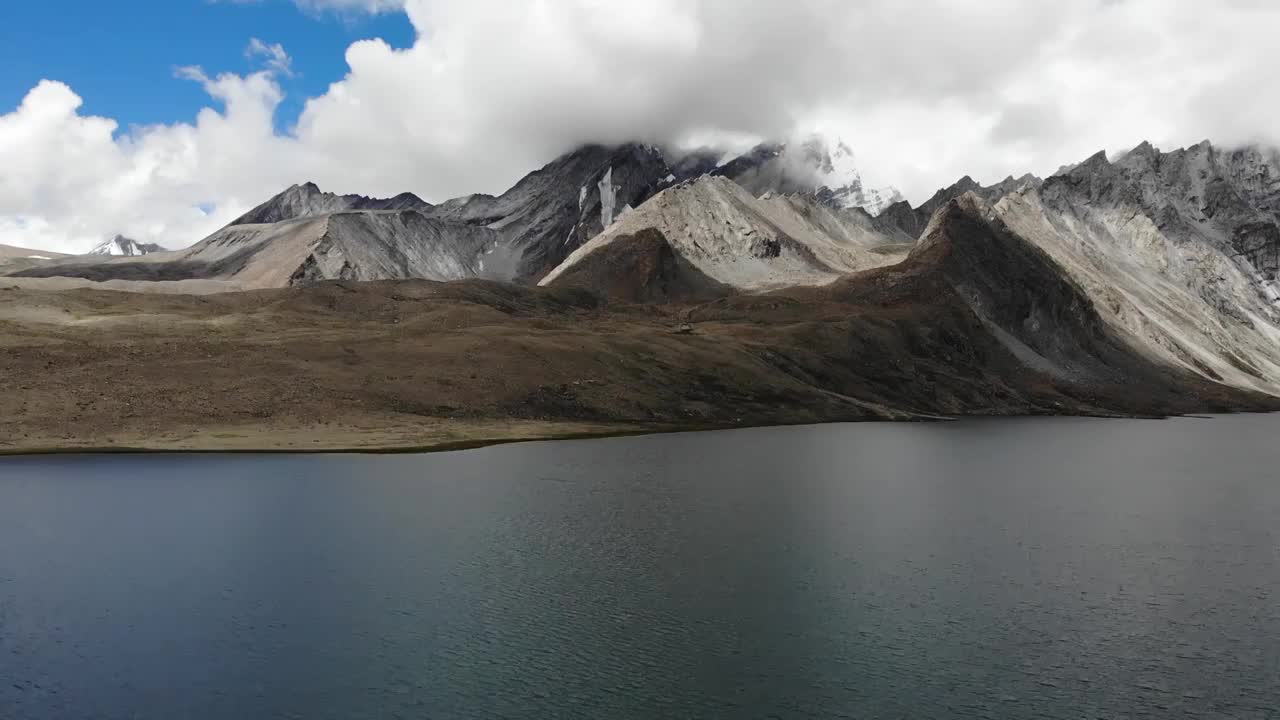 航拍西藏宗措湖 飞向雪山和湖面视频素材