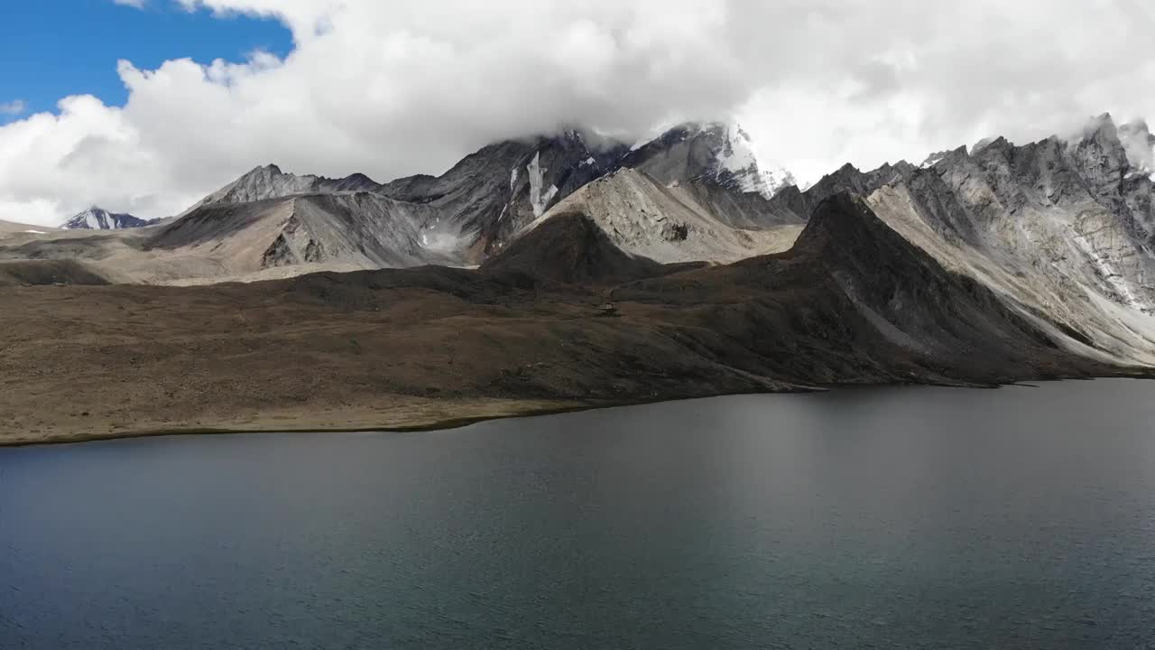 航拍西藏宗措湖 平视视角到垂直下 雪山到湖面视频下载