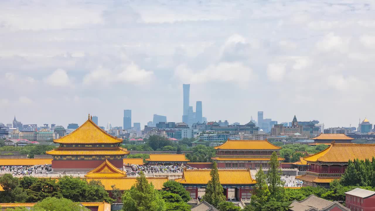 夏天暑假北京天空多云白昼故宫博物院太和殿游客旅游古建筑城市天际线国贸CBD城市风光视频素材