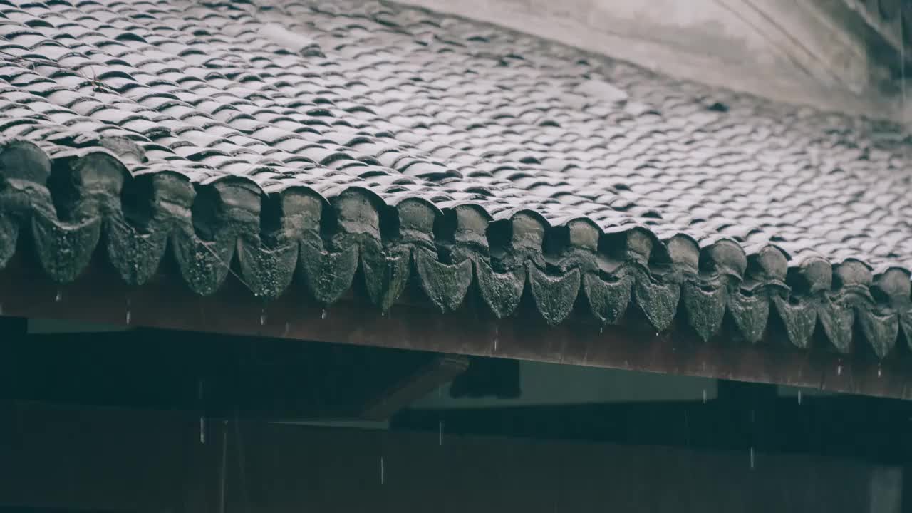 雨滴从传统中式青瓦屋檐落下视频素材