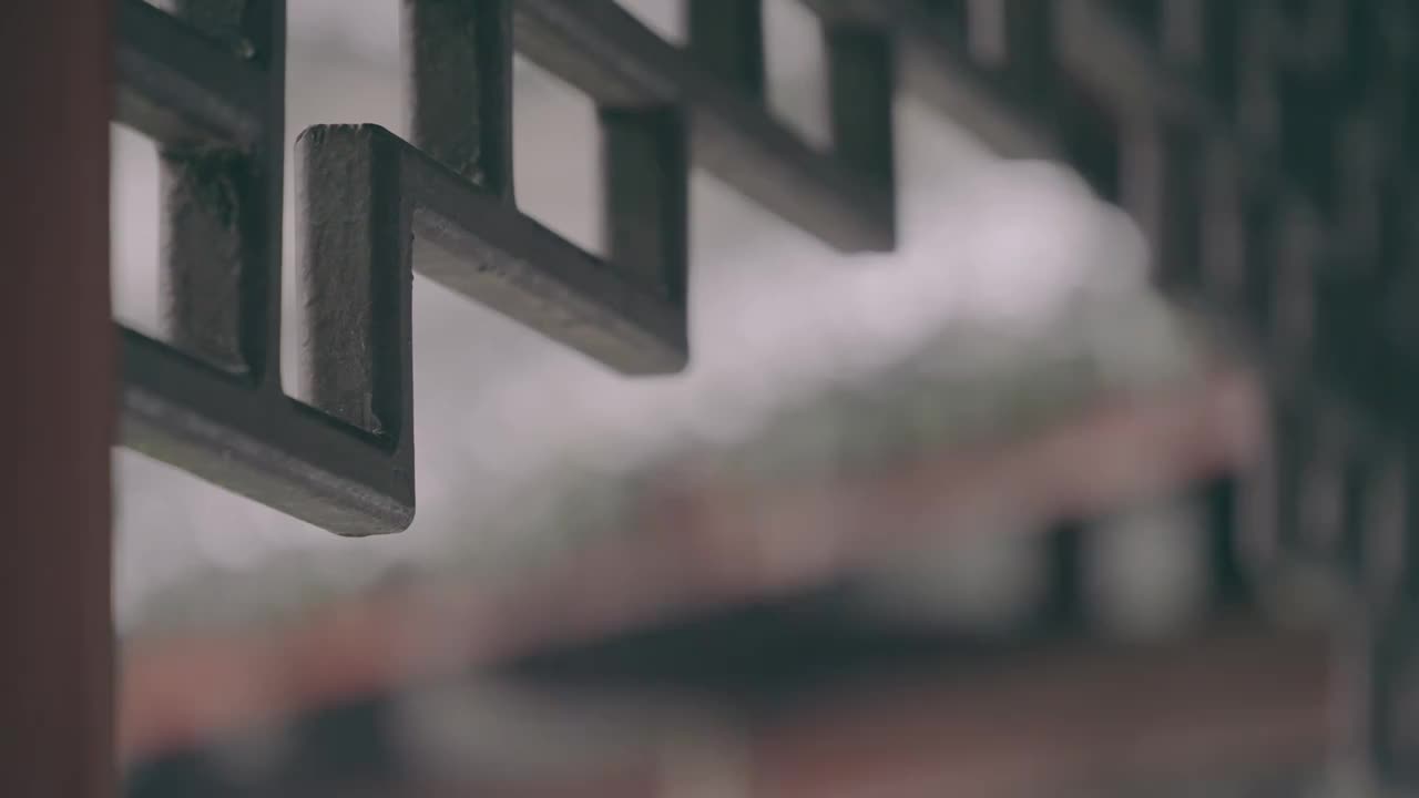 下雨天的传统中式建筑房檐，雨水滴落视频素材