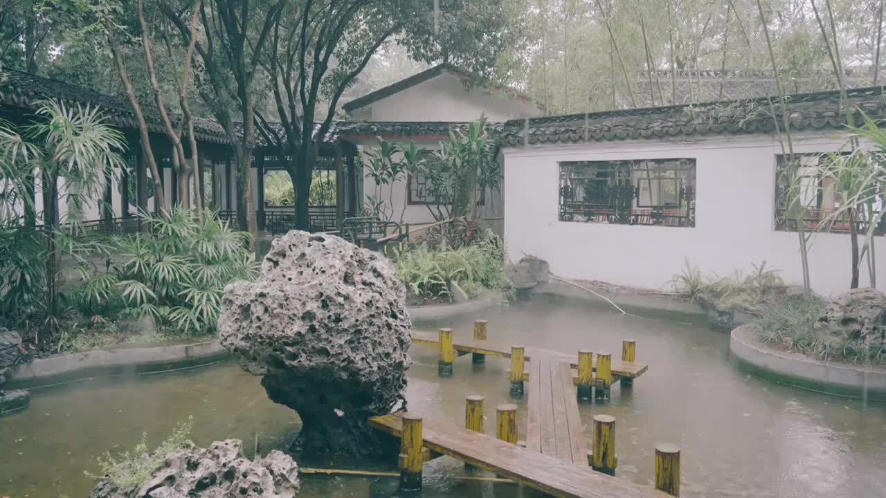 雨天的中式庭院园林景观视频素材