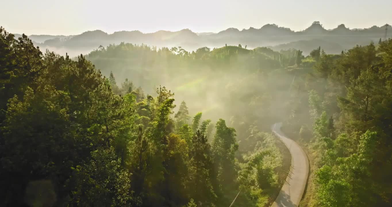 穹窿 地貌 晨雾 雾 光束  光晕 丁达尔效应视频下载