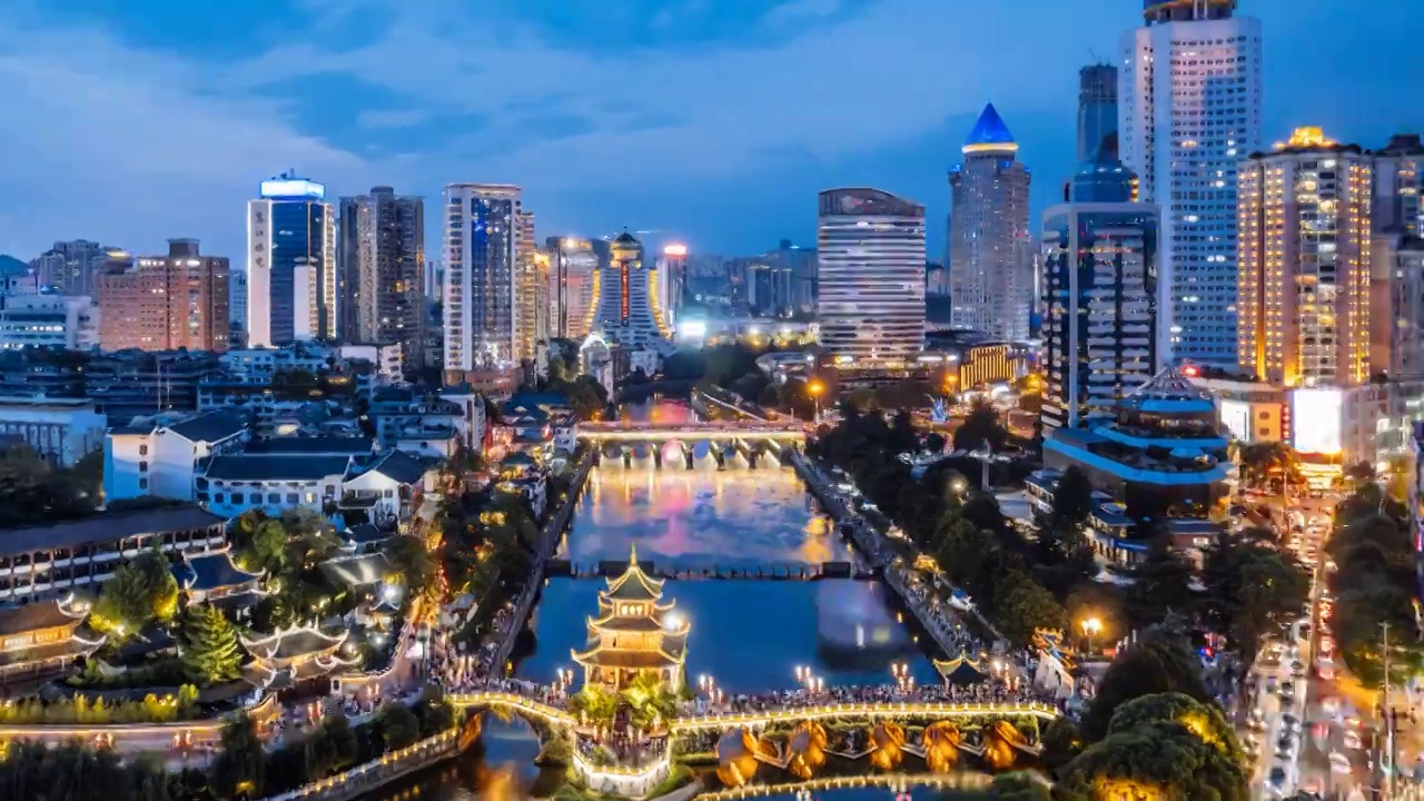 中国贵州贵阳甲秀楼和城市天际线夜景航拍环绕延时摄影视频素材